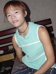 Cute and young Mui Mui strips off